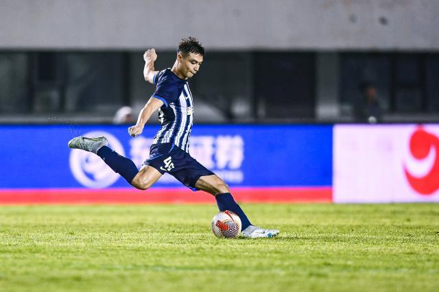 开云体育下载-海港苦追数月制造冬窗压哨标王 吾米提江昨夜抵沪